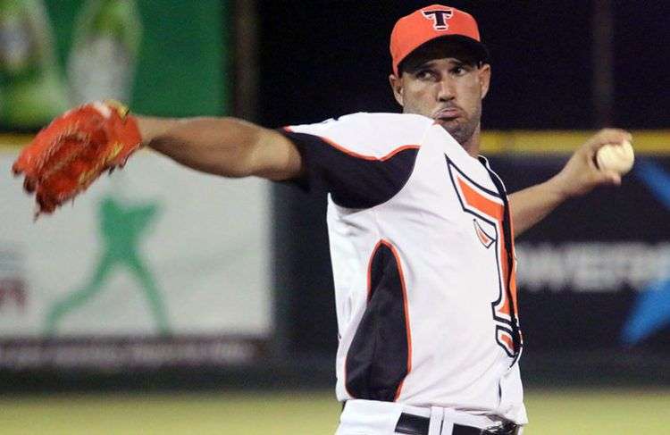 El zurdo cubano Raúl Valdés. Foto: lostorosdeleste.com.