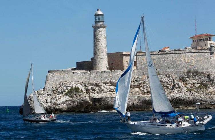 Veleros de Cuba y EE.UU. compitieron este sábado en la segunda edición de la regata "Torreón de la Chorrera". Foto: EErnesto Mastrascusa / EFE.