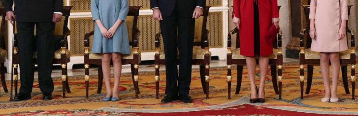 El Rey Felipe VI de España (centro) junto a la reina Letizia, sus hijas, la princesa Leonor (izquierda), y la infanta Sofía, y su padre, el monarca emérito Juan Carlos I (derecha), en el Palacio Real. Foto: Mariscal / EFE.