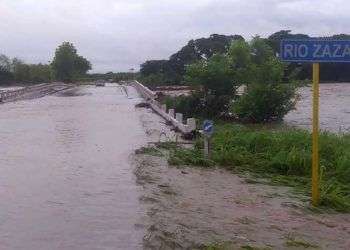 Crecida del río Zaza donde se cruza con la Carretera Central. Foto: Yoán Pérez / Escambray.