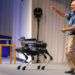 El director general de Boston Dynamics, Marc Raibert, habla sobre su robot de cuatro patas SpotMini durante una presentación de SoftBank World en un hotel en Tokio en 2017. Foto: Shizuo Kambayashi / Archivo.