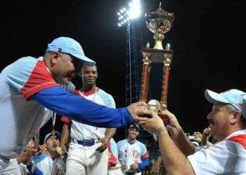 Roger Machado (izq) recibe el trofeo de campeón de Ciego de Ávila en la Serie Nacional 51. Foto: Marcelino Vázquez / AIN.