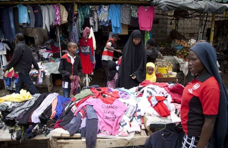 La ropa de segunda mano estadounidense es el centro del conflicto comercial entre Ruanda y el gobierno de Trump. Foto: Sayyid Abdul Azim / AP.