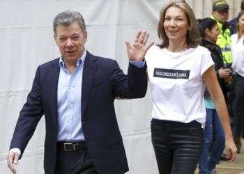 El presidente colombiano Juan Manuel Santos saluda acompañado de su esposa María Clemencia Rodríguez antes de votar en los comicios presidenciales en Bogotá, Colombia, el pasado 17 de junio de 2018. Foto: Daniel Muñoz / AP.