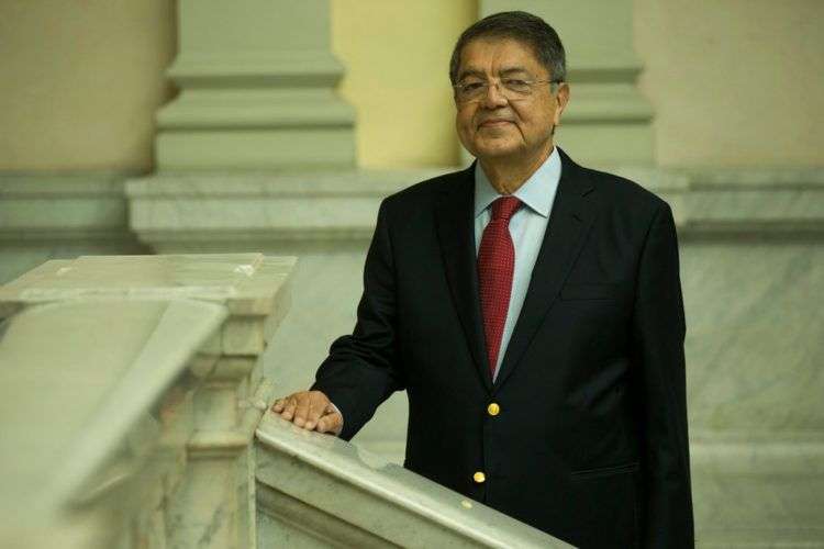 El escritor nicaragüense Sergio Ramírez posa antes de recibir el Premio Cervantes de 2017 en la Universidad de Alcalá de Henares de mano del rey Felipe VI de España, el jueves 19 de abril de 2018. Ramírez dedicó hoy el premio a los fallecidos en las protestas contra la reforma de la seguridad social en su país. Foto: Francisco Seco / AP.