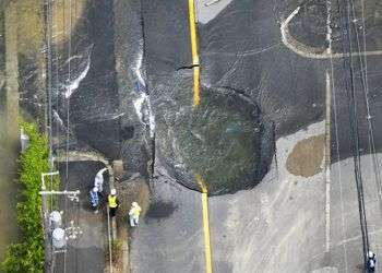 El agua sale tras la ruptura de un camino luego del fuerte terremoto en Takatsuki, Osaka, este lunes 18 de junio de 2018. Foto: Yohei / Nishimura / Kyodo News vía AP.