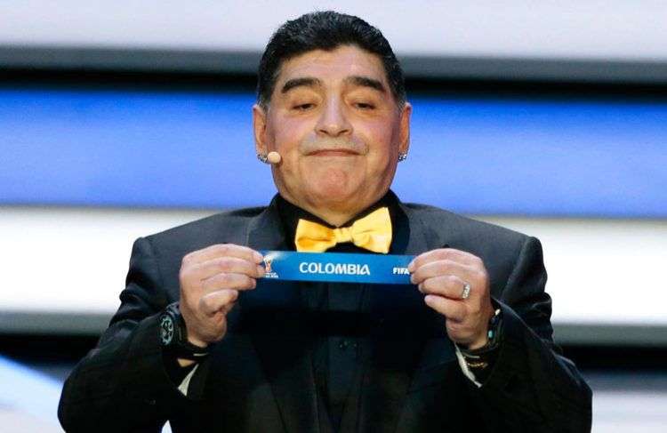 El argentino Diego Armando Maradona fue una de las leyendas del fútbol participante en el sorteo de los grupos del Mundial de Rusia 2018. Foto: Ivan Sekretarev / AP.