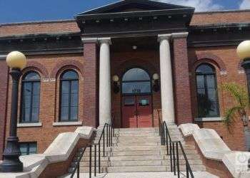 Factoría de habanos de los hermanos del Pino, y después de los O’ Halloran, donde se fundó West Tampa. Actual Biblioteca Pública. Howard Ave. y Maine St. Foto: Alfredo Prieto.