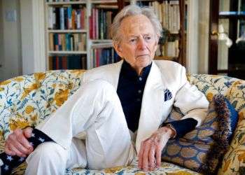 El escritor y periodista estadounidense Tom Wolfe durante una entrevista sobre su libro "The Kingdom of Speech" en la sala de su casa, en Nueva York, en 2016. Foto: Bebeto Matthew / AP / Archivo