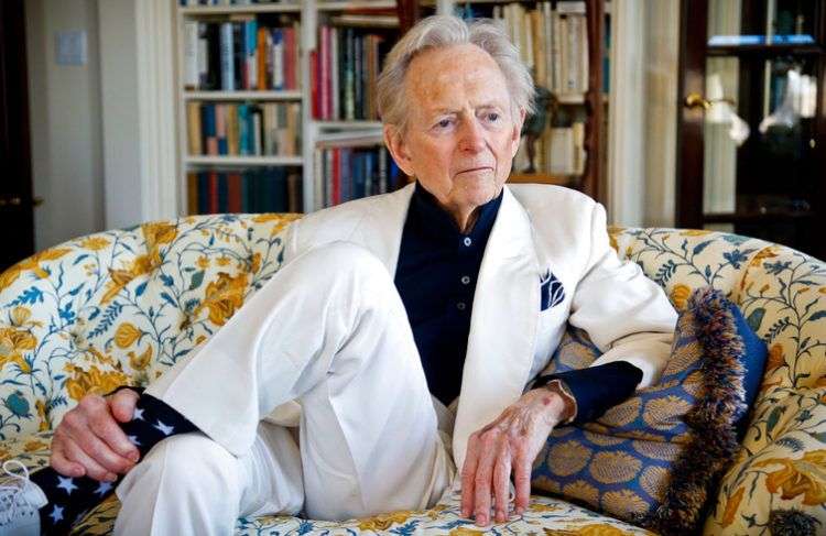 El escritor y periodista estadounidense Tom Wolfe durante una entrevista sobre su libro "The Kingdom of Speech" en la sala de su casa, en Nueva York, en 2016. Foto: Bebeto Matthew / AP / Archivo