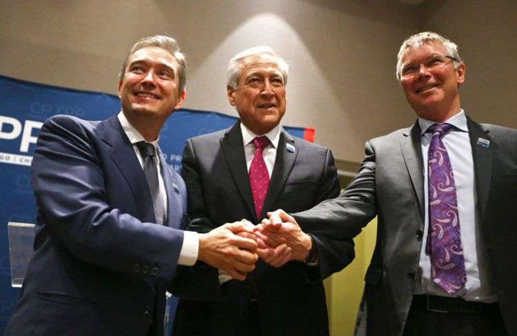 El ministro de Comercio Internacional de Canadá, Francois-Philippe Champagne, el canciller de Chile, Heraldo Muñoz, y el ministro de Comercio de Nueva Zelanda, David Parker, antes de la ceremonia de firma del Tratado Integral y Progresista de Asociación Transpacífico en Santiago de Chile, este jueves 8 de marzo de 2018. Foto: Esteban Felix / AP.