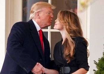 El presidente Donald Trump despide con un beso a la directora de comunicaciones de la Casa Blaanca, Hope Hicks, en su último día de trabajo, el 29 de marzo de 2018. Foto: Andrew Harnik / AP.