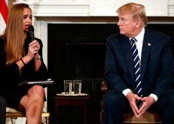 Donald Trump junto a la estudiante Julia Cordover, de la secundaria Marjory Stoneman Douglas de Parkland, Florida, en la Casa Blanca este 21 de febrero de 2018. Foto: Carolyn Kaster / AP.