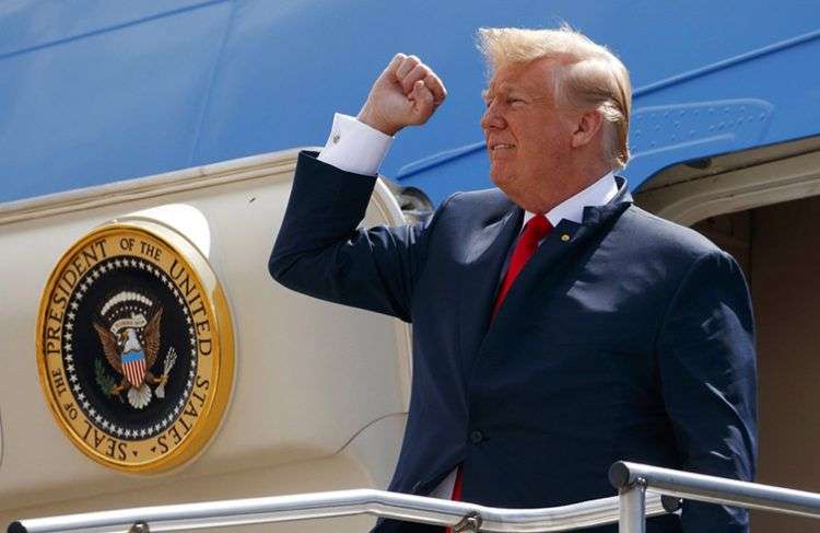 Donald Trump saliendo del avión presidencial. Foto: Evan Vucci / AP.