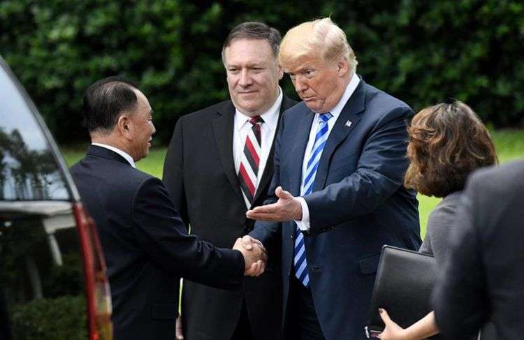 Trump saluda a Kim Yong Chol, enviado del presidente norcoreano a la Casa Blanca, tras su reunión de este 1 de junio. Foto: EFE / EPA / Olivier Douliery / POOL.