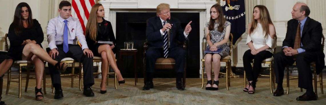 El presidente Donald Trump habla durante una sesión para escuchar a estudiantes de secundaria, profesores y padres en la Casa Blanca. Foto: Carolyn Kaster / AP.