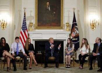 El presidente Donald Trump habla durante una sesión para escuchar a estudiantes de secundaria, profesores y padres en la Casa Blanca. Foto: Carolyn Kaster / AP.