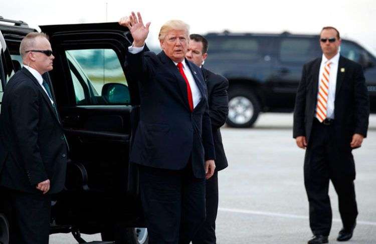 Donald Trump en el aeropuerto de Palm Beach para abordar el Air Force One. Foto: Evan Vucci / AP.