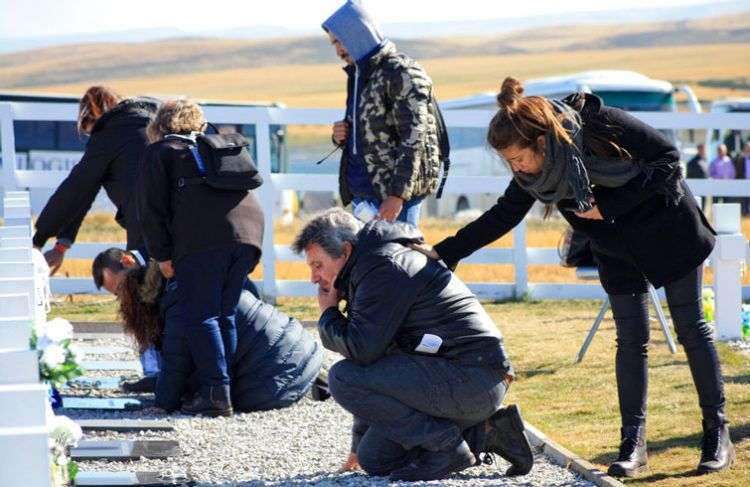 Familiares de soldados argentinos muertos durante la guerra de 1982 entre Argentina y Gran Bretaña visitan el cementerio militar de Darwin en las Islas Malvinas o Falkland, este lunes 26 de marzo de 2018. Foto: Caiti Beattie / AP.