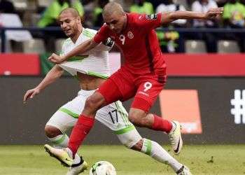 Túnez (de rojo) y Argelia muestran hoy realidades diferentes en el fútbol africano. Mientras el primero asciende, el segundo se perderá el Mundial de Rusia. Foto: AS.