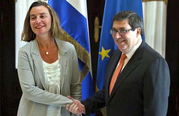 La jefa de la diplomacia de la Unión Europea, Federica Mogherini, junto el canciller cubano, Bruno Rodríguez, este jueves en La Habana. Foto: Alejandro Ernesto / EFE.