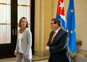 La jefa de la diplomacia de la Unión Europea, Federica Mogherini junto el canciller cubano, Bruno Rodríguez, en La Habana. Foto: Ramón Espinosa / Pool / EFE / Archivo.