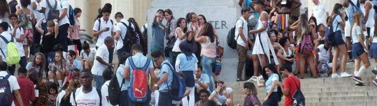 Jóvenes cubanos en la escalinata de la Universidad de La Habana. Foto: Radio Reloj.