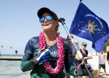 Victoria Burgess al llegar a tierra en Cayo Hueso. Foto: Carol Tedesco/Florida Keys News Bureau via AP.