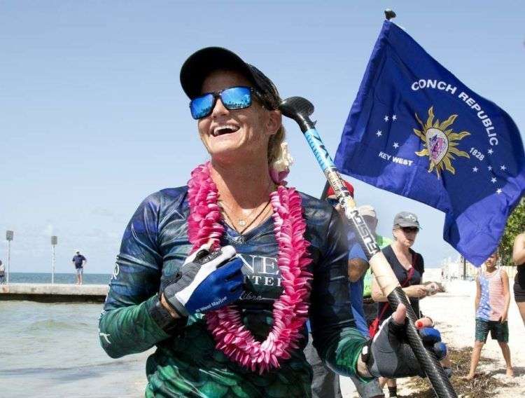 Victoria Burgess al llegar a tierra en Cayo Hueso. Foto: Carol Tedesco/Florida Keys News Bureau via AP.