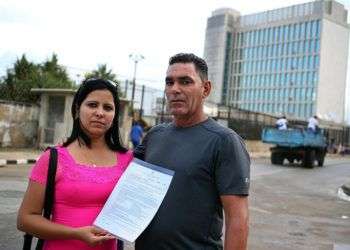 Ramón Miguel Rodríguez y su esposa Leoany Vázquez frente a la embajada de los Estados Unidos en La Habanaen busca de información sobre sus trámites migratorios en octubre de 2017. Foto: Alejandro Ernesto / EFE.