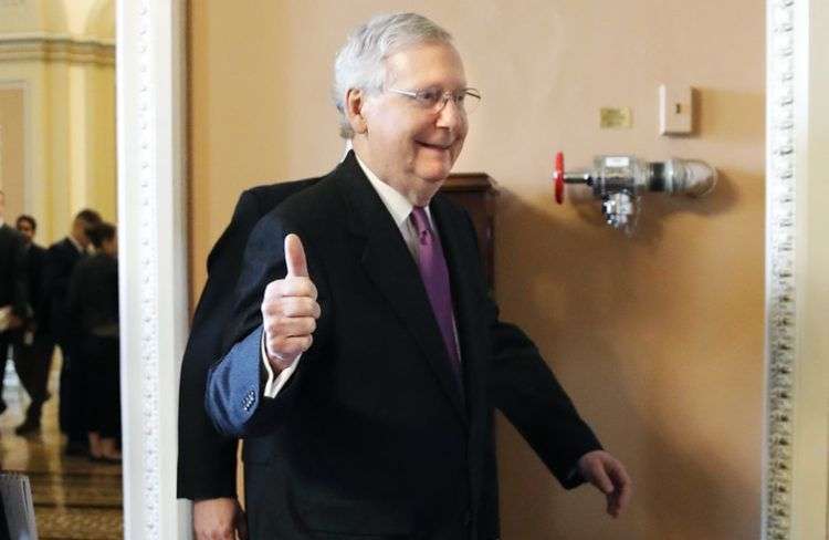 El líder de la mayoría en el Senado, el republicano Mitch McConnell, hace una señal de aprobación al salir del pleno de la cámara baja después de llegar a un acuerdo para aprobar una propuesta que ponga fin al cierre de gobierno el lunes 22 de enero de 2018 en Washington. Foto: Jacquelyn Martin / AP.