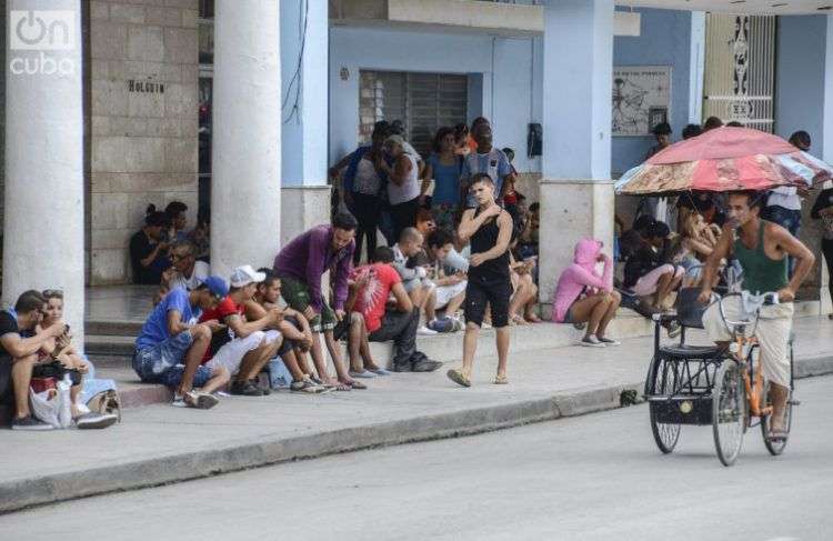 Acceso a internet en zona wifi pública en Cuba. Foto: Kaloian.