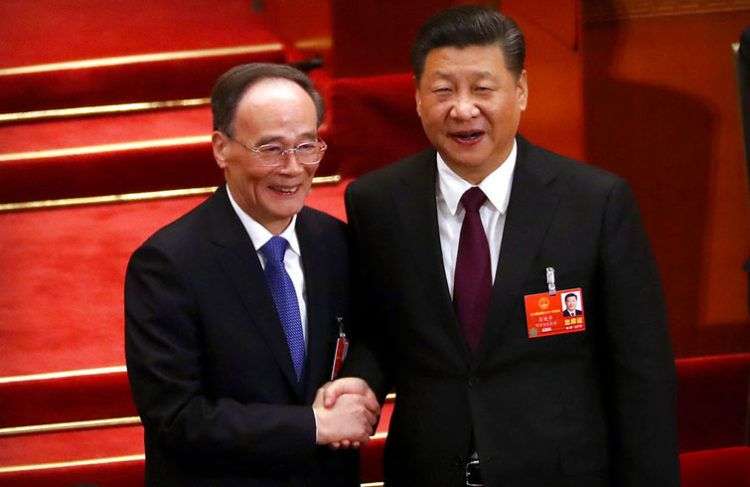 El presidente chino Xi Jinping, derecha, estrecha la mano de Wang Qishan, elegido como vicepresidente durante una sesión plenaria del Congreso Nacional del Pueblo en Beijing, este sábado 17 de marzo de 2018. Foto: Mark Schiefelbein / AP.