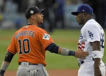 El Yuli Gurriel y Yasiel Puig, entre lo mejor de los peloteros cubanos en 2017. Foto: Mark J. Terrill / AP.