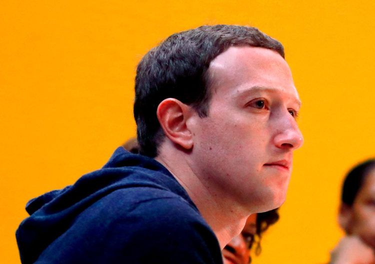 El director general de Facebook, Mark Zuckerberg, el 11 de abril de 2018, sale tras declarar ante el comité de Energía y Comercio de la Cámara de Representantes, en el Capitolio, en Washington, sobre privacidad y el uso de datos por parte de Facebook para dirigir publicidad a los votantes en las elecciones de EEUU de 2016. Foto: Andrew Harnik / AP.