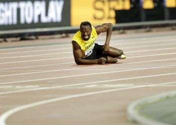 En esta foto del 12 de agosto de 2017, el velocista jamaiquino Usain Bolt aparece tirado en el suelo tras lesionarse en la final de los 4x100 metros en el Mundial de Atletismo en Londres. Foto: Tim Ireland / AP.