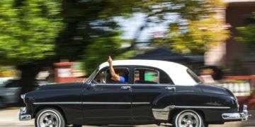 Un taxi con licencia privada usa la mano para avisar a clientes potenciales que dará una vuelta a la derecha en La Habana. Foto: Desmond Boylan / AP / Archivo.