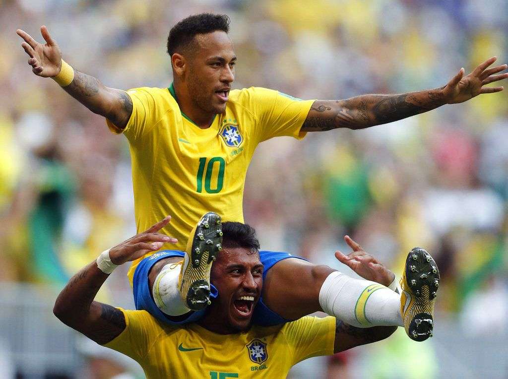 Neymar cargado por su compañero Paulinho tras la victoria 2-0 ante México en los octavos de final del Mundial en Samara, Rusia, el lunes 2 de julio de 2018. Foto: Frank Augstein / AP.