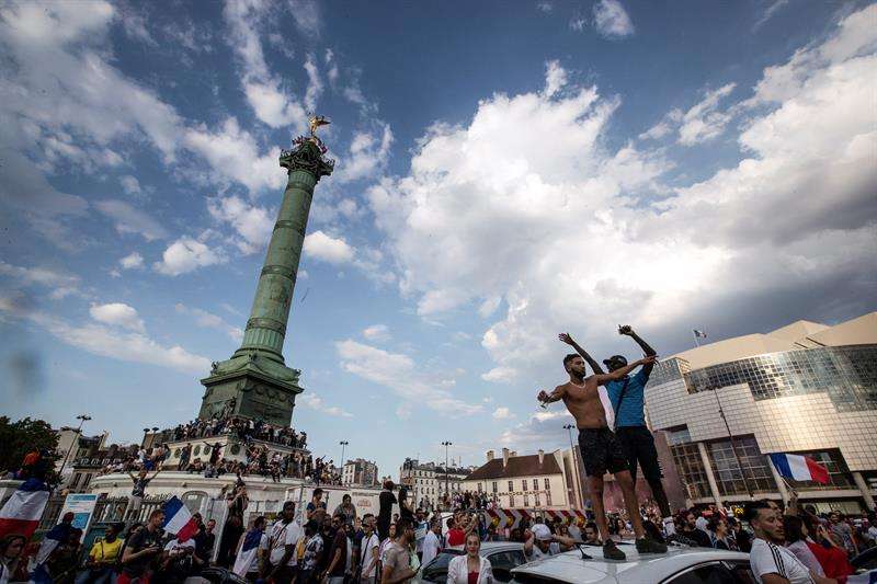 Festejos en París. Foto: EFE.