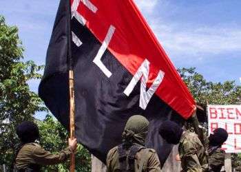 En esta foto del 12 de octubre de 1998, miembros del Ejército de Liberación Nacional (ELN) levantan su bandera en San Francisco, región montañosa en el norte de Colombia. Foto: Fernando Llano / AP.