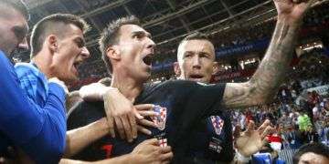 Mario Mandzukic, de Croacia, festeja luego de anotar el gol del triunfo en la prórroga de la semifinal de la Copa del Mundo ante Inglaterra, hoy en Moscú. Foto: Frank Augstein / AP.