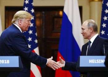 El presidente de Estados Unidos, Donald Trump, le estrecha la mano al presidente de Rusia, Vladimir Putin, al finalizar la conferencia de prensa luego de su reunión en el Palacio Presidencial de Helsinki, Finlandia, el lunes 16 de julio de 2018. (AP Foto/Alexander Zemlianichenko)