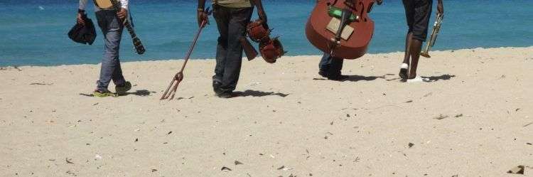 Grupo de soneros camina por playa turística en Cuba. Foto: www.pxhere.com