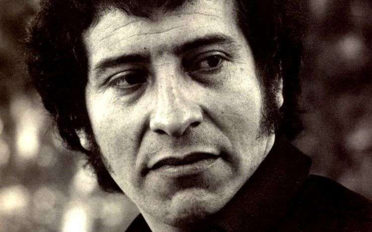 Victor Jara fue asesinado el 16 de septiembre de 1973, a pocos días del golpe militar de Augusto Pinochet que derrocó el gobierno Popular del presidente Salvador Allende.