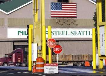 Un camión afuera de una planta de la empresa Nucor en Seattle, Estados Unidos. Foto: Elaine Thompson / AP / Archivo.
