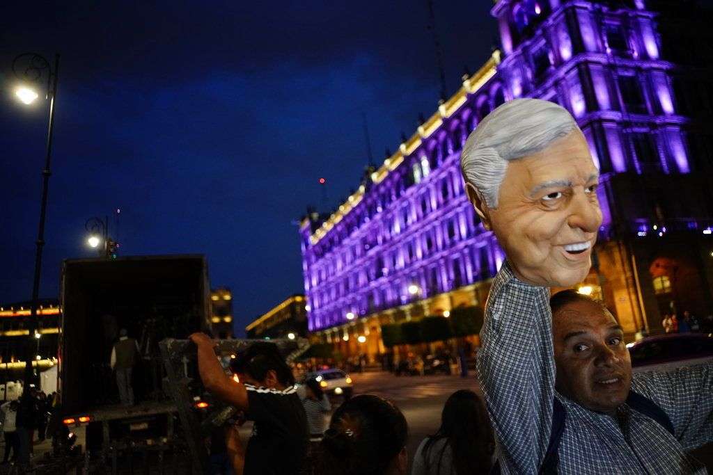 Un vendedor ambulante ofrece una máscara de Andrés Manuel López Obrador en la plaza principal de Ciudad de México el domingo 1ro de julio de 2018. Foto: Ramón Espinosa / AP.