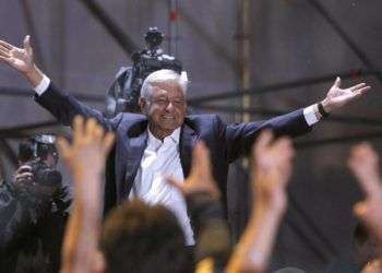 Cientos de simpatizantes del candidato izquierdista Andrés Manuel López Obrador, lo aclaman durante su arribo a la Plaza de la Constitución de la Ciudad de México tras conocer su triunfo en las elecciones de hoy, domingo 1 de julio de 2018. Foto: Sáshenka Gutiérrez.