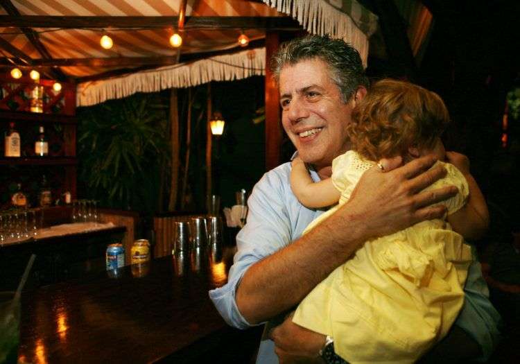 El chef Anthony Bourdain con su hija Ariane en Miami Beach en una fotografía de archivo del 12 de noviembre de 2008. Foto: Lynne Sladky/AP.