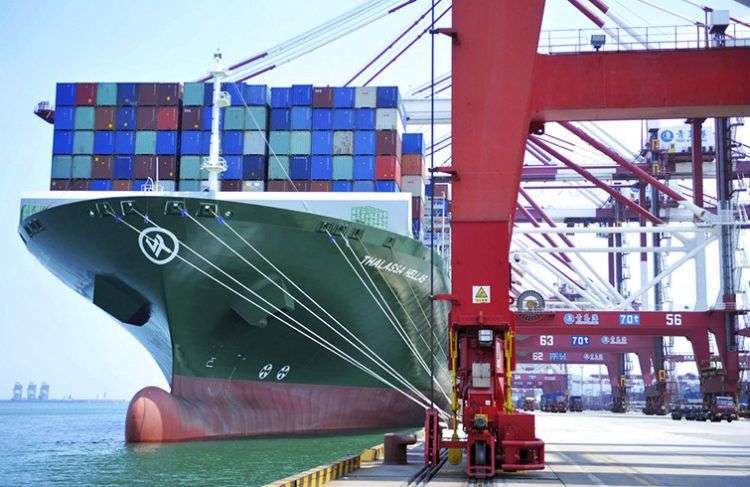 Un barco de carga con contenedores en el puerto de Qingdao, China, este 6 de julio de 2018. Foto: Chinatopix vía AP.