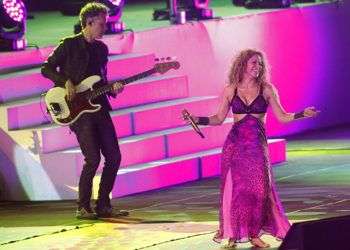 La cantante colombiana Shakira actúa durante la ceremonia de apertura de los XXIII Juegos Centroamericanos y del Caribe de Barranquilla. Foto: Luis Eduardo Noriega / EFE.